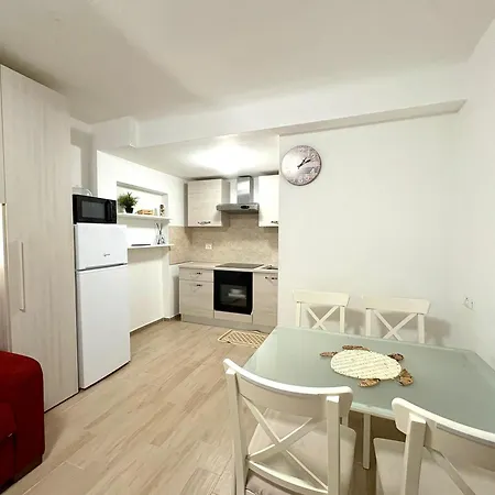 Hostdomus - Lizzie's House דירה *